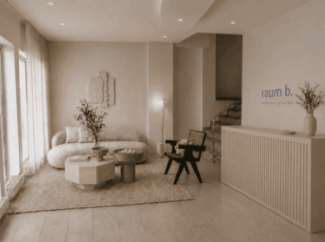 Helles Pilates-Studio mit Möbeln